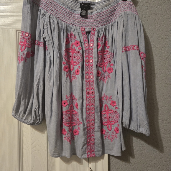 Chic Gray Blouse with Pink Embroidery - Picture 2 of 2
